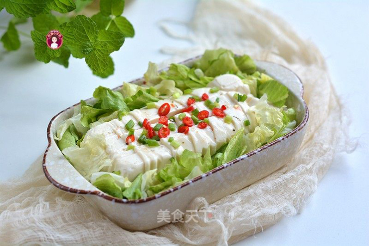 Salad đậu hũ, xà lách: Món salad này nên dùng đậu hũ non sẽ ngon hơn. Bạn xếp xà lách xuống dưới, đậu hũ lên trên, rưới thêm chút nước sốt pha sẵn là xong, ngon hơn nếu để lạnh.


