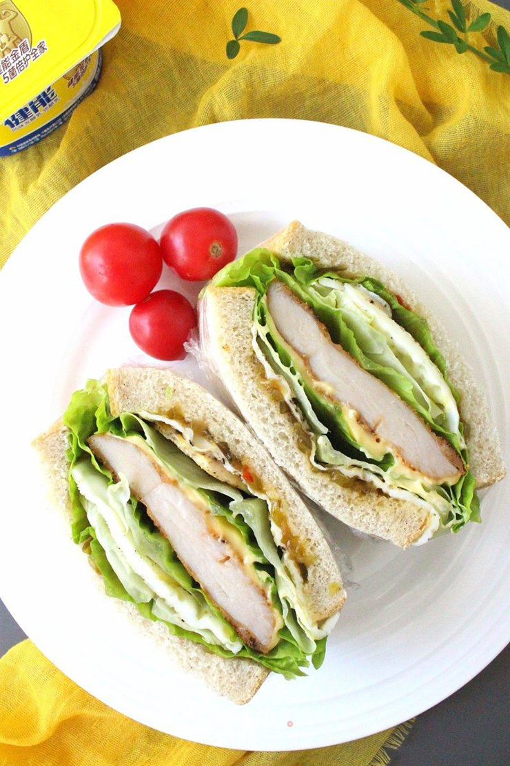 Sandwich ức gà: Phết nước sốt lên trên lát bánh mì, thêm trứng chiên, ức gà và và xà lách. Món này thích hợp ăn vào buổi sáng nhất.
