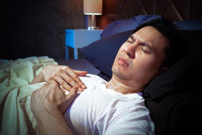 Mất ngủ hay ngủ quá nhiều đều có thể tác động mạnh đến nguy cơ nhồi máu cơ tim - Ảnh minh họa từ Internet