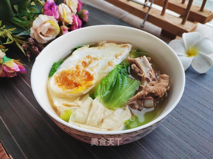 Canh xương heo, trứng, xà lách: Nấu canh xương bình thường, trong khâu cuối cùng thì thêm 1 miếng trứng chiên và xà lách, sau đó tắt bếp, ăn ngay khi còn nóng sẽ ngon hơn.
