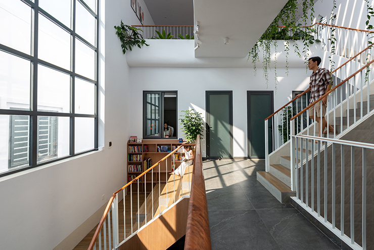 Từ sảnh, hành lang, cầu thang tầng 2 và tầng 3 có thể quan sát được khu vực bếp ăn và phòng khách nhờ khoảng giếng trời.
