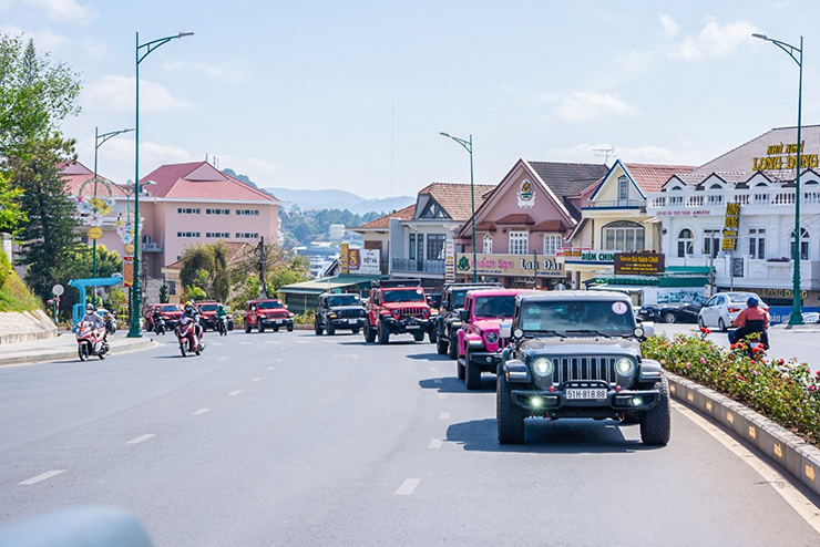 Loạt xe Jeep đọ sức với cung đường đồi dốc tại Đà Lạt - 3