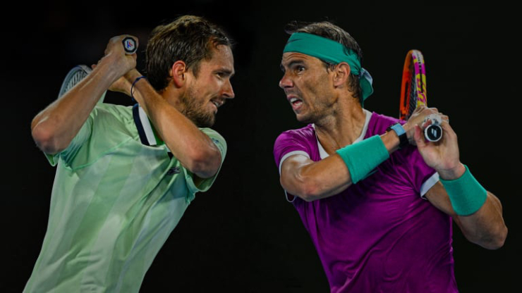 Medvedev (trái) và Nadal (phải) vui buồn trái ngược