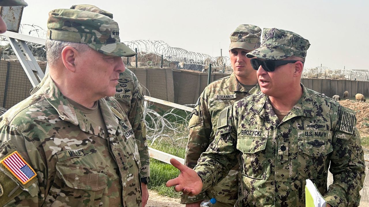 Đại tướng Mỹ Mark Milley (trái) tới Syria hôm 4/3.