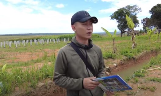 Quang Linh Vlog bên cạnh trang trại ở vùng quê Angola.