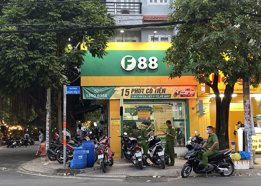 Chi nhánh F88 tại 80, Hoàng Diệu 2, TP Thủ Đức cũng có hàng chục công an khám xét, bên trong có khoảng 5-6 nhân viên làm việc với lực lượng chức năng.