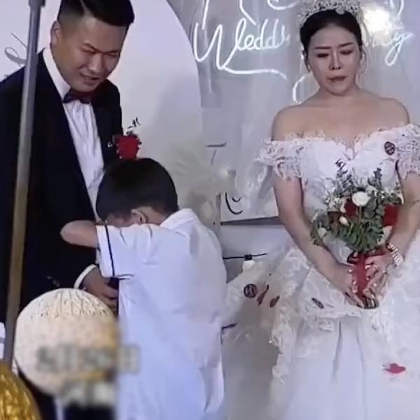 Cậu bé khóc lớn trong đám cưới của mẹ và bố dượng.