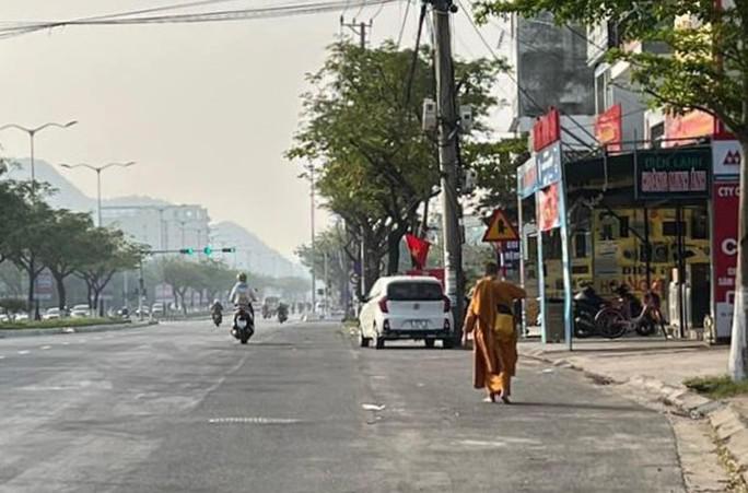 Sư giả bị phát hiện khi khất thực dịp lễ hội Quán Thế Âm Đà Nẵng 2023 - 2