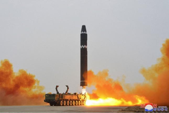 Tên lửa Hwasong-15 của Triều Tiên trong vụ phóng thử ngày 18/2. (Ảnh: KCNA)