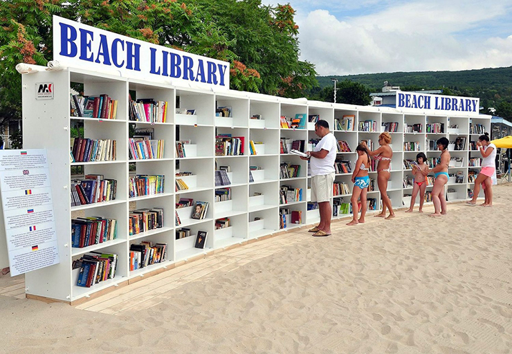 Lire à la Plage (Pháp): Mỗi mùa hè, Lire à la Plage (“Đọc sách trên bãi biển”) mang thư viện đến hơn chục khu nghỉ mát ven biển của Normandy. Chương trình này đã được thực hiện ở Pháp từ năm 2005, các mô hình&nbsp;tương tự đã lan rộng đến tận Bãi biển Coogee của Úc, thị trấn nghỉ mát Albena trên bờ Biển Đen của Bulgaria và Tel Aviv, Israel.
