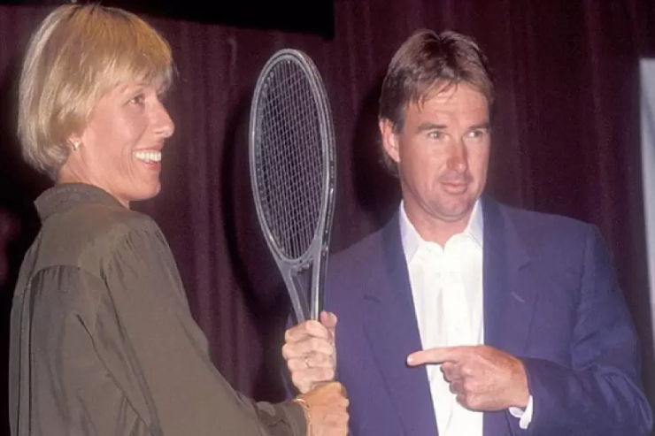 Năm 1992, Jimmy Connors vượt qua nữ tay vợt gạo cội Martina Navratilova 7-5, 6-2 (1992)