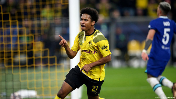 Karim Adeyemi mang về bàn thắng quý giá cho Dortmund trước Chelsea ở lượt đi trên đất Đức hôm 16/2