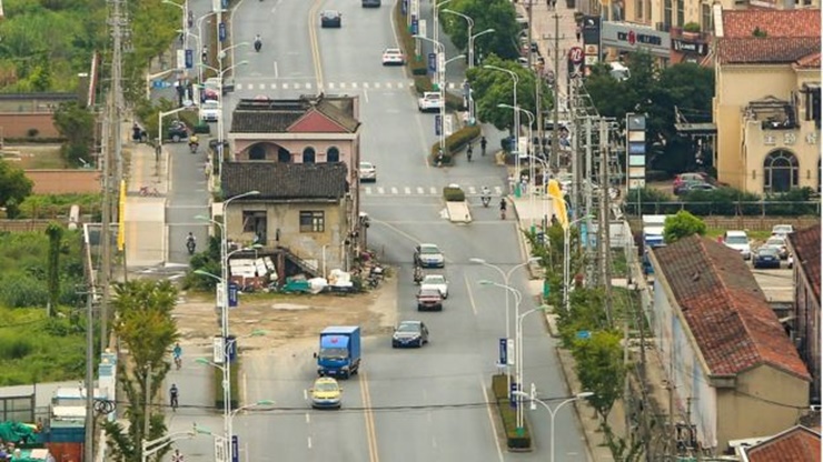 Căn nhà có 3 tầng, nó tồn tại 14 năm trong tình trạng kiên cố, không ai tháo dỡ.
