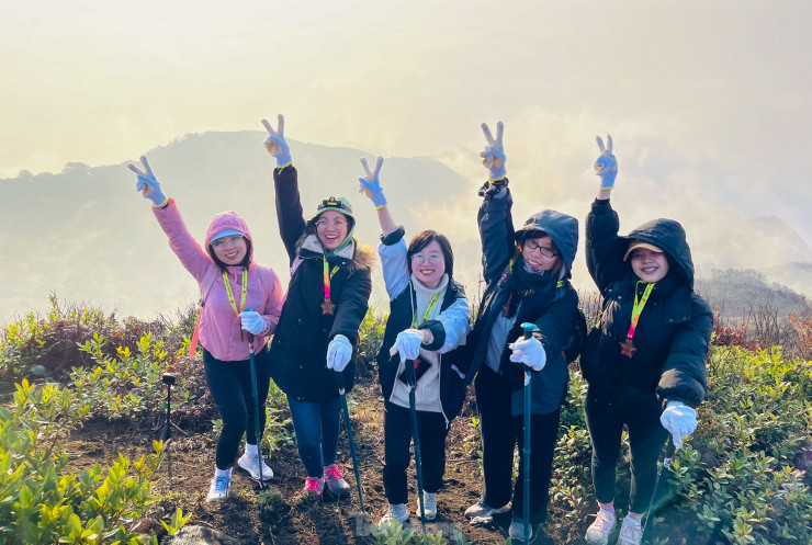 Kinh nghiệm để săn được mây, du khách cần xem dự báo thời tiết liên tục và bắt đầu chuyến đi sau những ngày mưa 1-2 hôm. Ngoài ra, độ ẩm không khí cũng phải cao và tốc độ gió nhỏ hơn 5-6 km/h. Một kinh nghiệm nữa là khi đến chân núi mà thấy trời mù đặc thì khả năng cao trên đỉnh sẽ có mây.