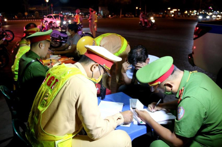 Cục CSGT và CSGT Bình Thuận lập biên bản lái xe vi phạm nồng độ cồn tại TP Phan Thiết. Ảnh: NT
