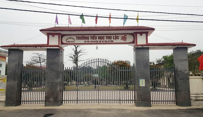 Trưởng Tiểu học Thụ Lộc nơi thầy T. công tác và 2 nữ sinh theo học