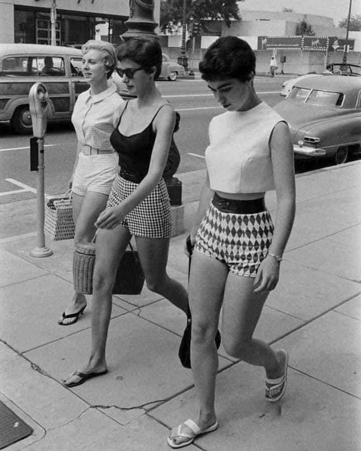 Chị em thoải mái diện hot pants xuống phố khoảng những năm 50.