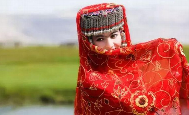 Tân Cương giáp với Nga, Mông Cổ, Kyrgyzstan, Tajikistan, &nbsp;Afghanistan Pakistan, &nbsp;Ấn Độ.
