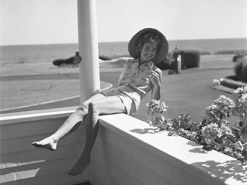 Jacqueline Kennedy Onassis diện thiết kế quần ngắn.