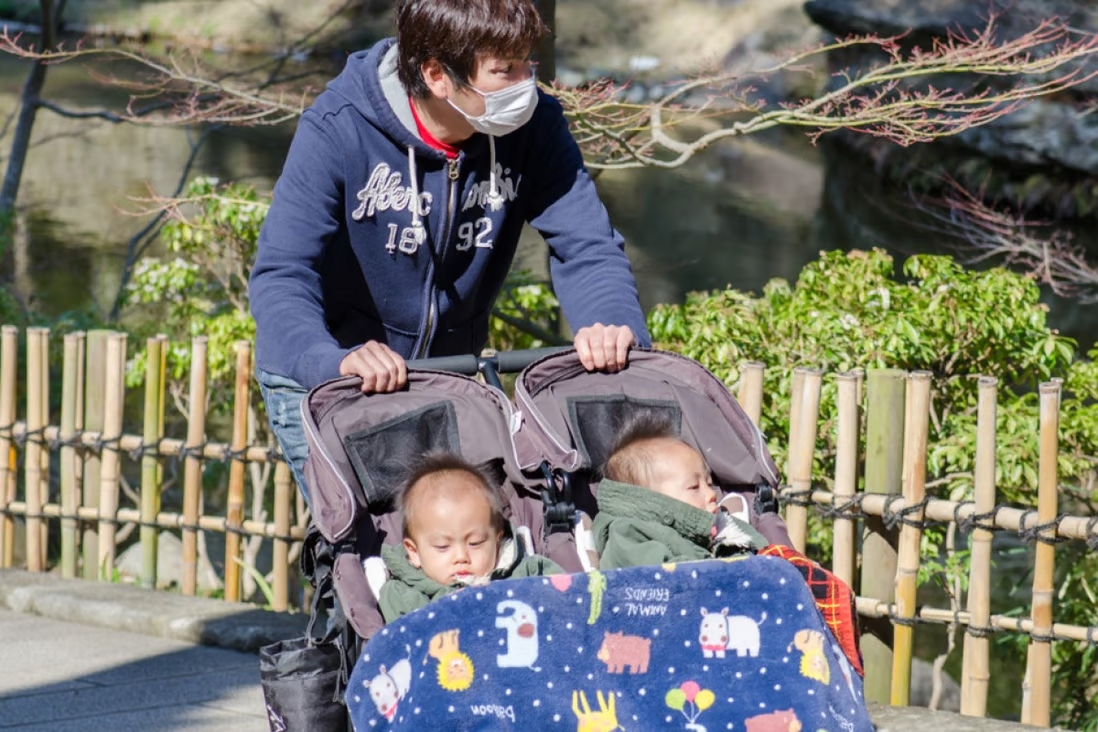 Ông bố ở Nhật Bản chăm sóc 2 con sinh đôi (ảnh&nbsp;: SCMP)