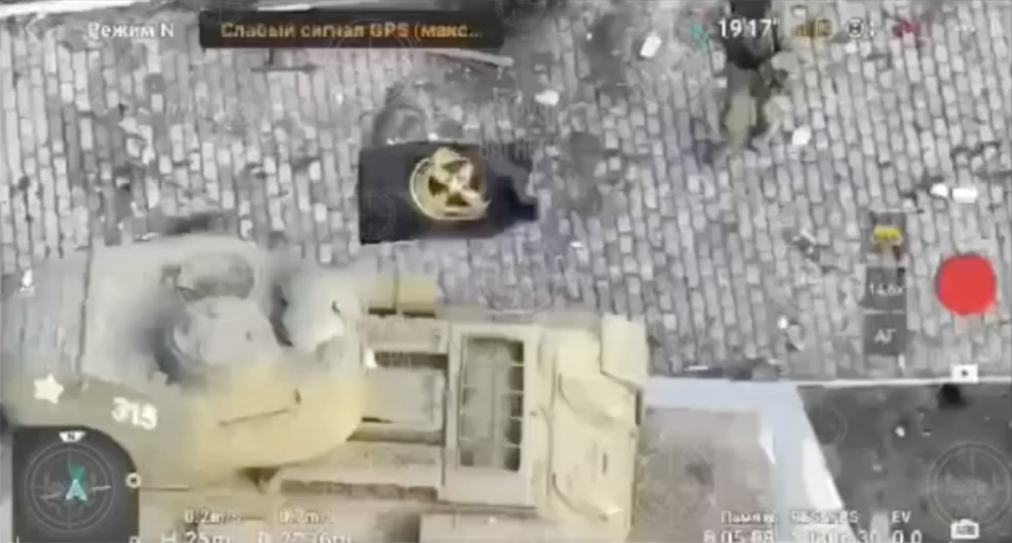 Lính đánh thuê Wagner cắm cờ trên tượng đài xe tăng ở thành phố Bakhmut (ảnh: CNN)