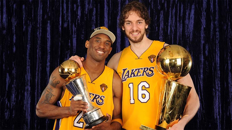 Pau Gasol (phải) nhớ về&nbsp;Kobe Bryant