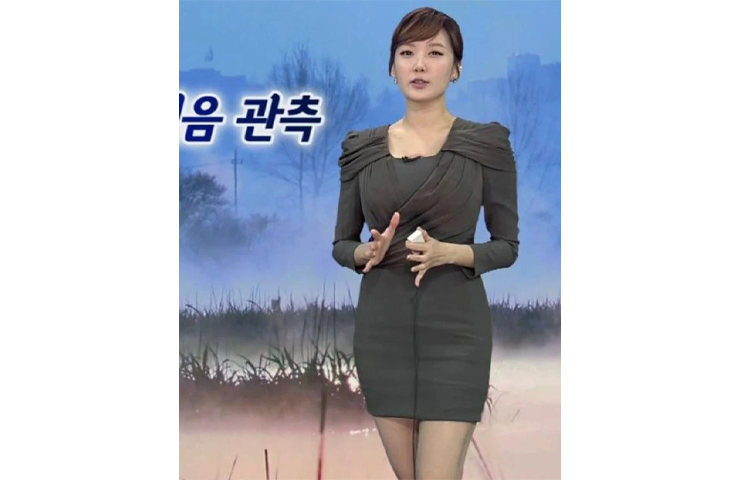 Ở Hàn Quốc, nhiều MC còn chuộng váy bodycon, ngắn ngang đùi.
