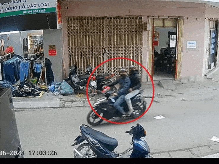 Clip: Đạo chích thản nhiên phá khóa, trộm xe máy giữa ban ngày - 1