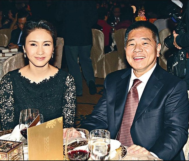 Cách làm đẹp ở tuổi 52 của "đệ nhất mỹ nhân TVB" lấy chồng tỷ phú tật nguyền - 5
