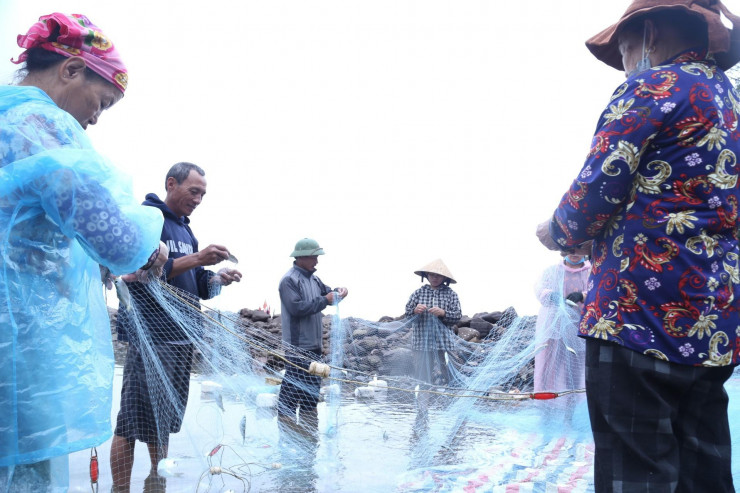 Ngư dân Trần Văn Thuận (SN 1971, trú xóm Tiền Phong, xã Nghi Tiến) cho biết, ông ra khơi đánh bắt từ 3-4h sáng, đến khoảng 8h cùng ngày sẽ di chuyển thuyền đưa lưới vào bờ, được khoảng 2 tạ cá trích.