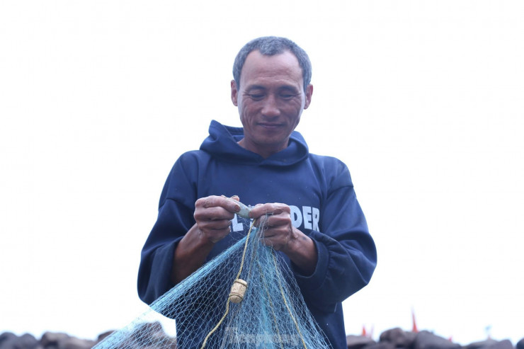 “Cá trích di chuyển theo lạch nước từng đàn và xuất hiện dày đặc ở vùng biển gần bờ nên các chuyến vươn khơi của chúng tôi những ngày qua luôn thắng lớn. Sản lượng cá đánh bắt cá trích trung bình từ 1-2 tạ/chuyến. Có hôm “trúng đậm” có thể thu hoạch từ 4-5 tạ/chuyến. Chuyến này tôi được hơn 2 tạ cá trích tươi, số cá này sau khi được gỡ xong sẽ được thương lái đến thu mua tại chỗ”, ông Thuận chia sẻ.