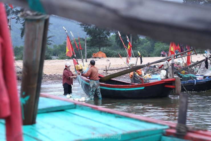 Tay thoăn thoắt gỡ cá, ngư dân Hồ Văn Thắng (SN 1974, trú xã Nghi Tiến) cho biết, đợt này thì đang mùa cá trích nên mọi người tranh thủ ra khơi. Sáng nay, ông ra khơi cùng một ngư dân cùng thôn. Chuyến thuyền hôm nay được gần 3 tạ cá trích, bán được 3 triệu đồng.