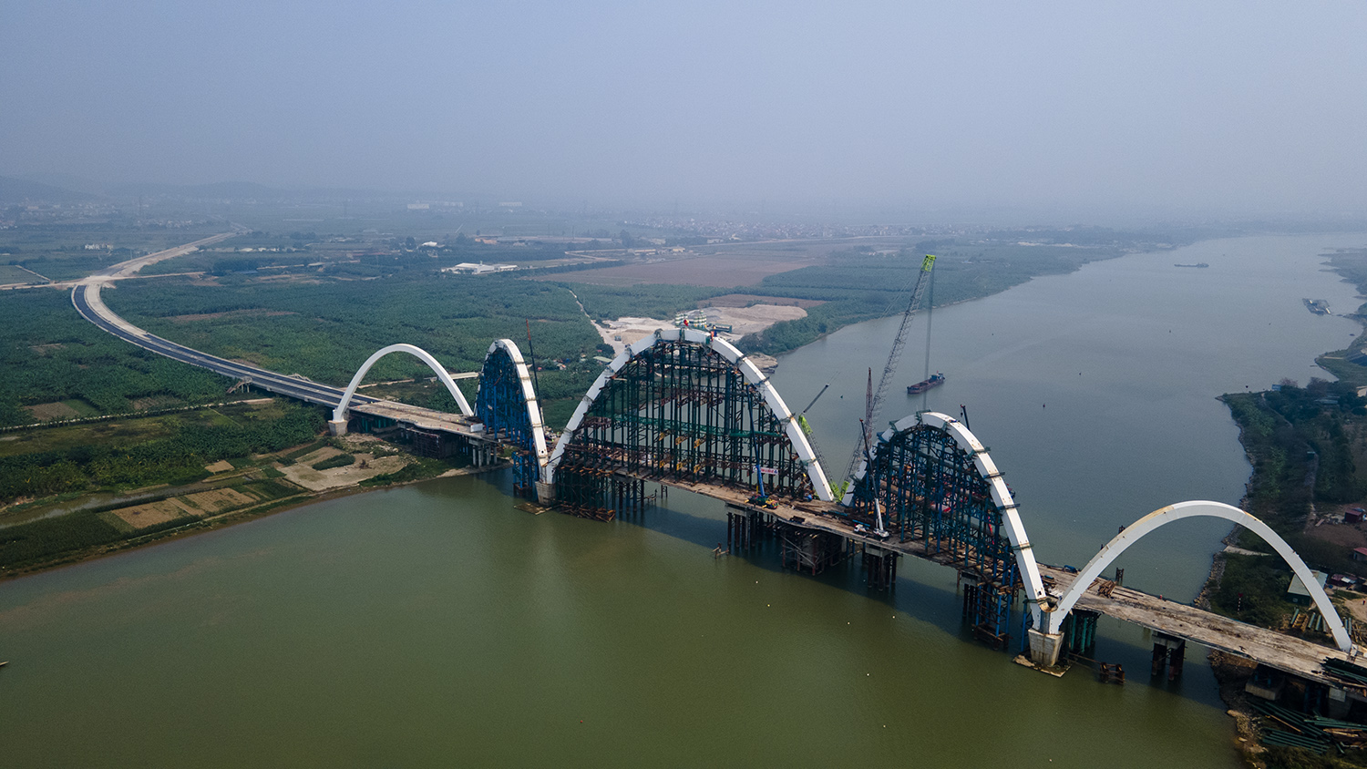 Cầu vòm thép cao nhất Việt Nam hình 2 con rồng uốn lượn đã thành hình - 1