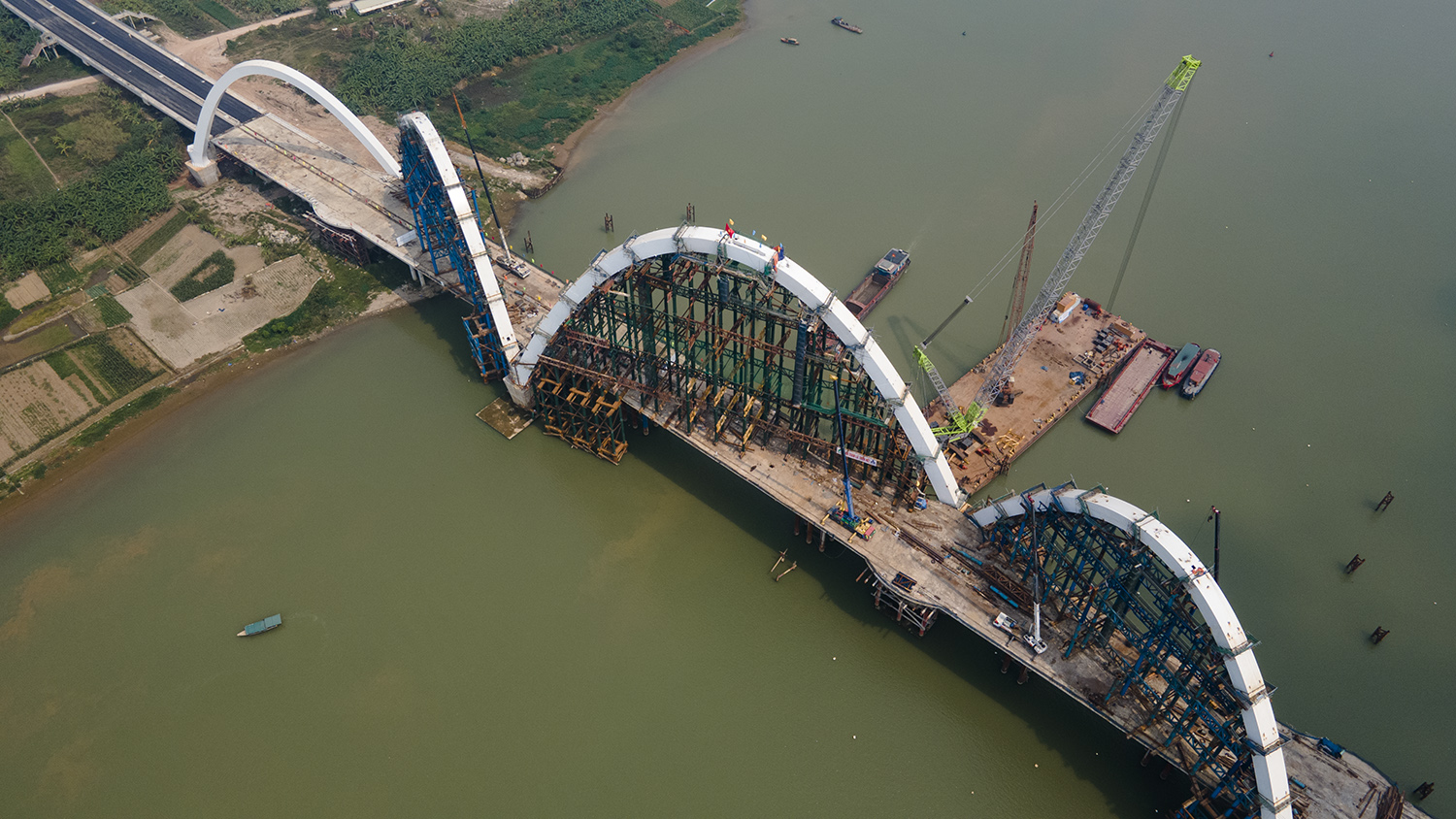 Cầu vòm thép cao nhất Việt Nam hình 2 con rồng uốn lượn đã thành hình - 12
