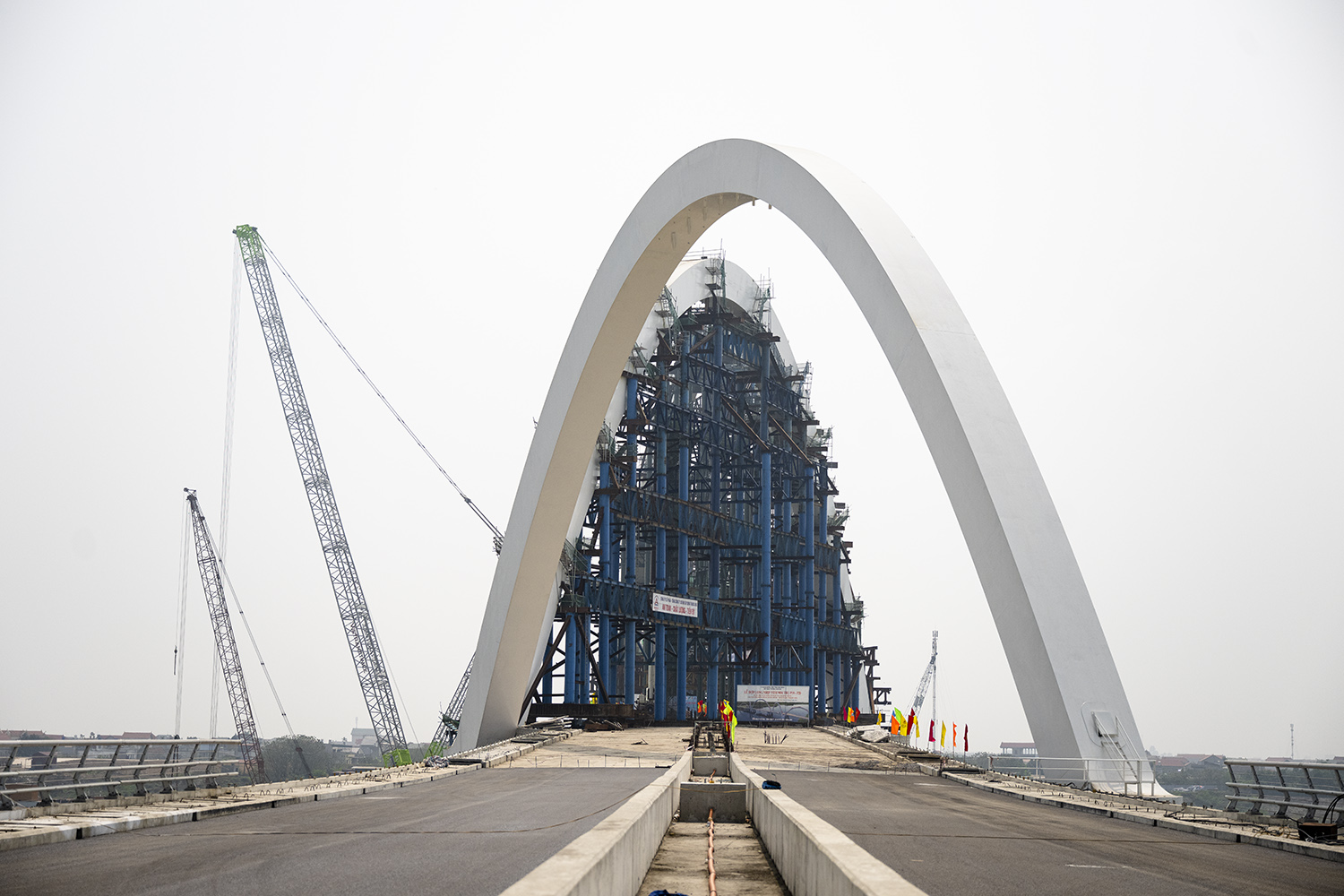 Cầu vòm thép cao nhất Việt Nam hình 2 con rồng uốn lượn đã thành hình - 13