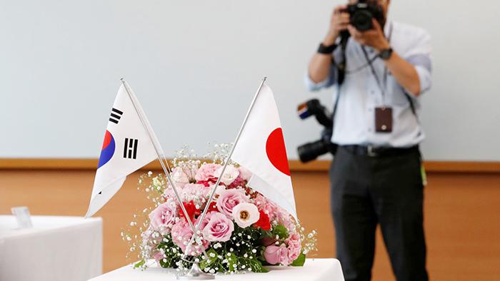 Việc có thể hóa giải mâu thuẫn lịch sử được kì vọng thúc đẩy quan hệ đối tác giữa Hàn Quốc và Nhật Bản. Ảnh: Reuters