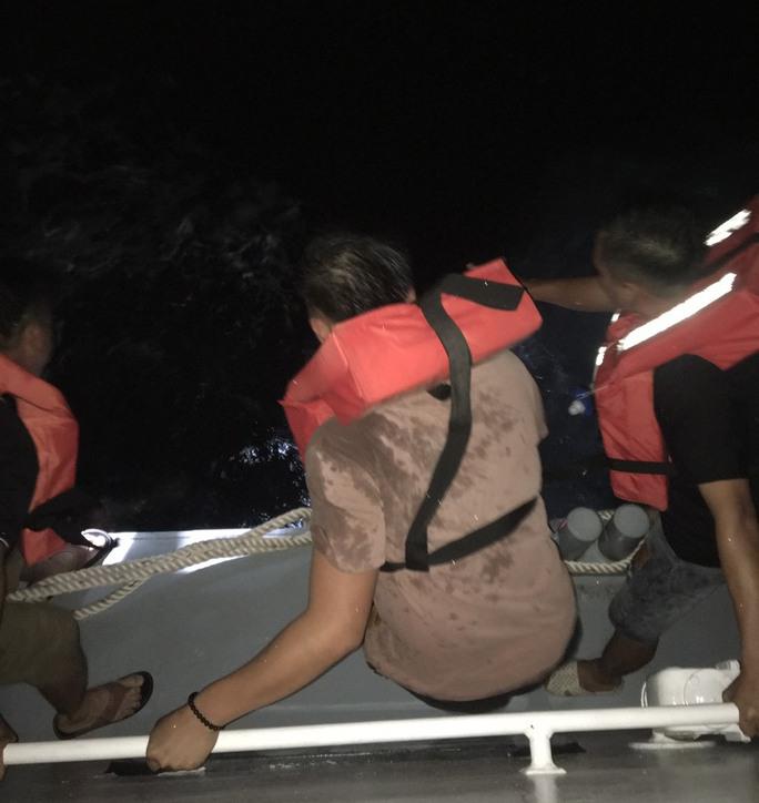 Vụ chìm 2 sà lan trên biển Phú Quý: Cứu 2 nạn nhân, điều trực thăng tìm 2 người còn lại - 1