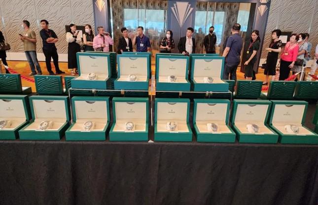 Công ty Singapore tặng đồng hồ Rolex, vàng thỏi cho hơn 300 nhân viên - 1