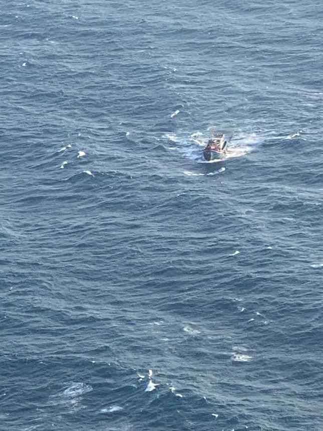 Hình ảnh Không quân Việt Nam tìm kiếm 2 thuyền viên mất tích - 3