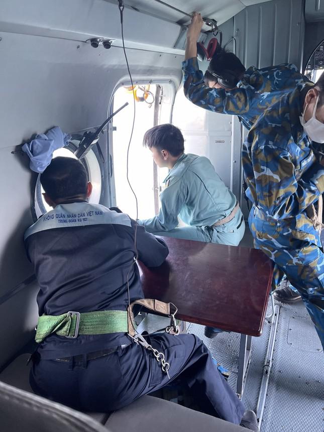 Hình ảnh Không quân Việt Nam tìm kiếm 2 thuyền viên mất tích - 2
