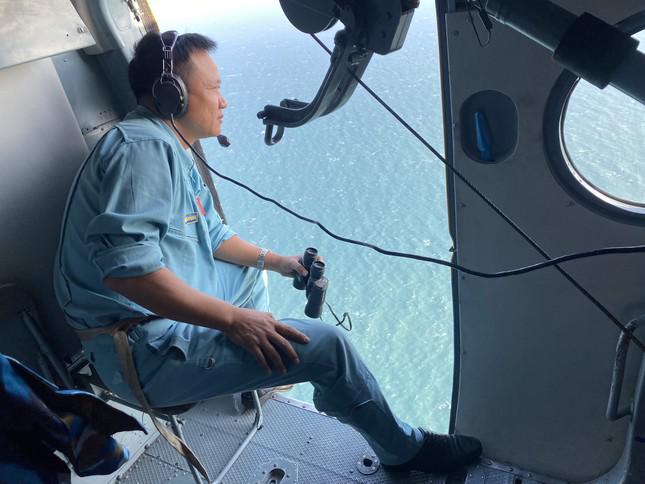 Hình ảnh Không quân Việt Nam tìm kiếm 2 thuyền viên mất tích - 6
