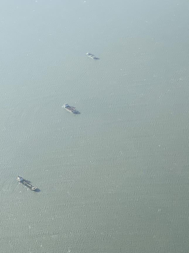 Hình ảnh Không quân Việt Nam tìm kiếm 2 thuyền viên mất tích - 5