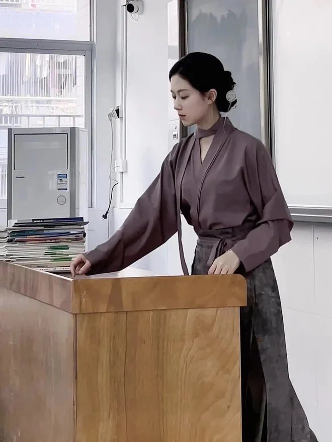 Cô giáo Quảng Châu gây tranh cãi với quần jean, váy juyp dài ngang đùi lên lớp - 7