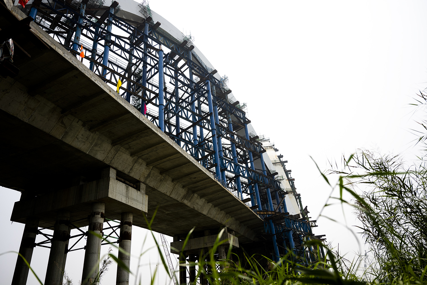 Cầu vòm thép cao nhất Việt Nam hình 2 con rồng uốn lượn đã thành hình - 8