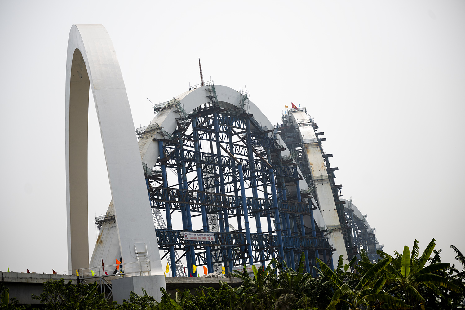 Cầu vòm thép cao nhất Việt Nam hình 2 con rồng uốn lượn đã thành hình - 9