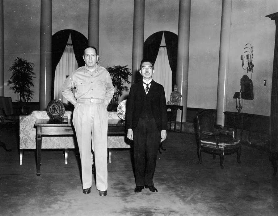 Tướng Mỹ MacArthur gặp Nhật hoàng Hirohito (ảnh: History)