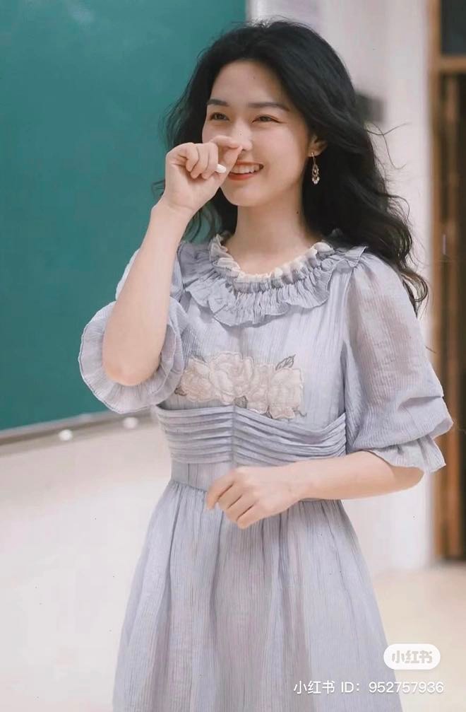 Cô giáo Quảng Châu gây tranh cãi với quần jean, váy juyp khi lên lớp - 6