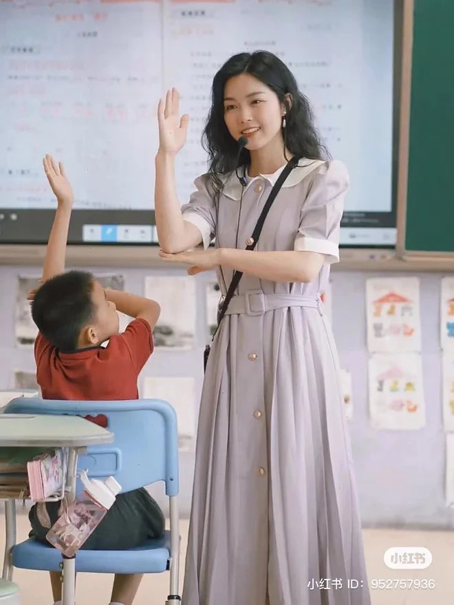 Cô giáo Quảng Châu gây tranh cãi với quần jean, váy juyp khi lên lớp - 4