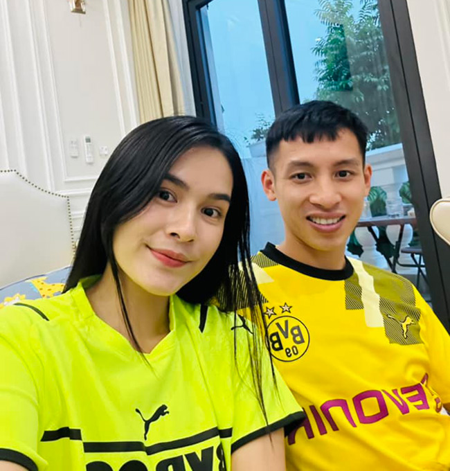Triệu Mộc Trinh (sinh năm 1997, người dân tộc Tày, quê Tuyên Quang) là vợ của cầu thủ Đỗ Hùng Dũng. 
