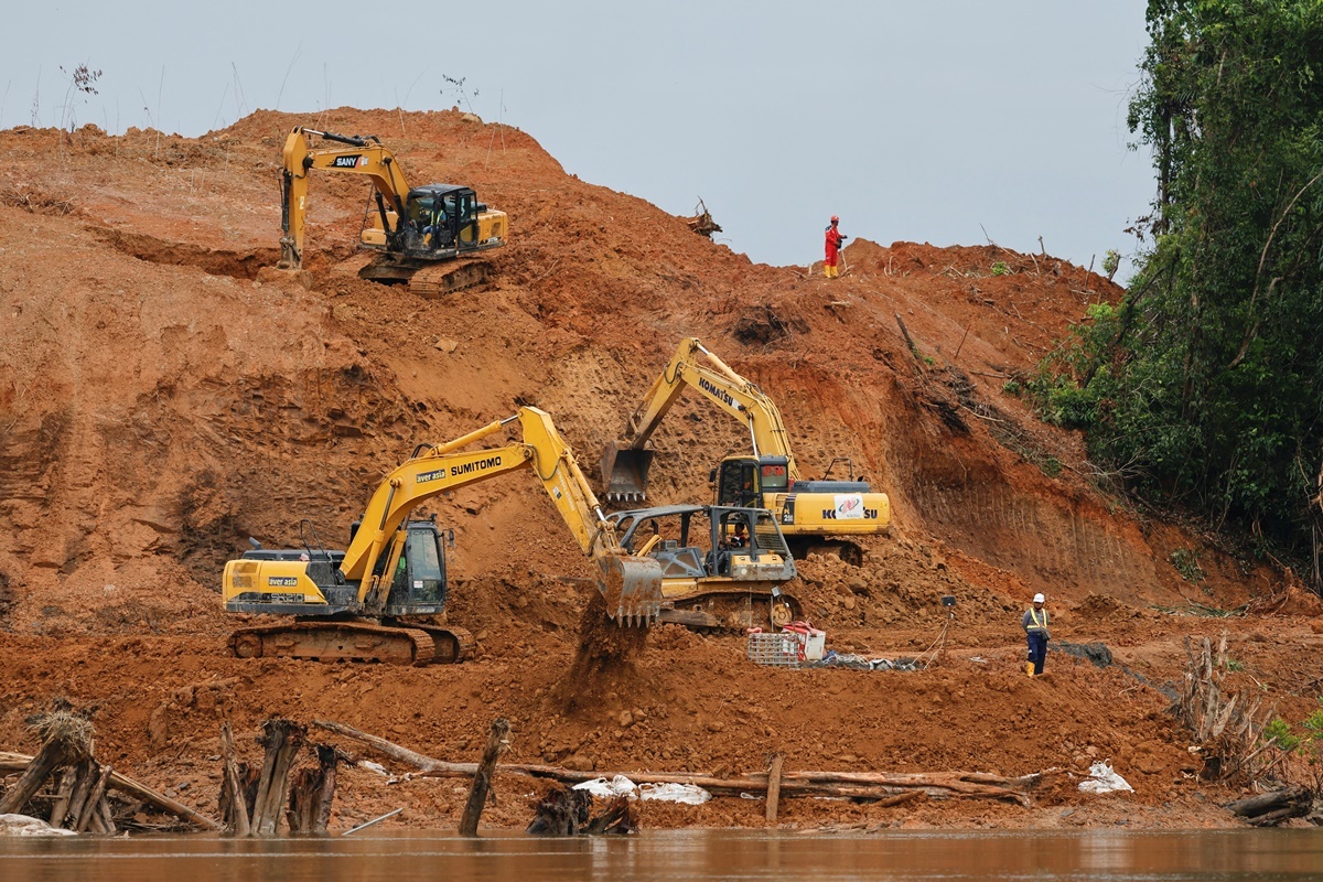 Máy xúc làm việc tại công trường (ảnh: Merdeka)